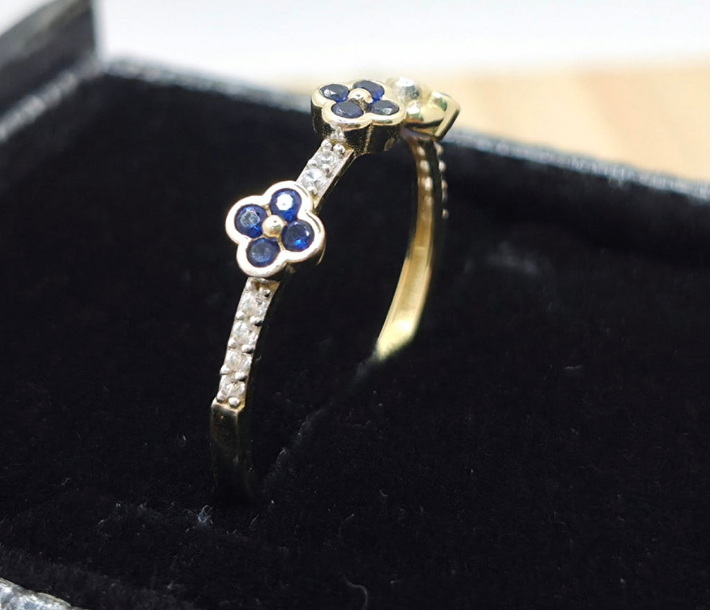 10KT BLUE CZ SMALL FLOWERS RING Size 8.5 Weight 1.2GR