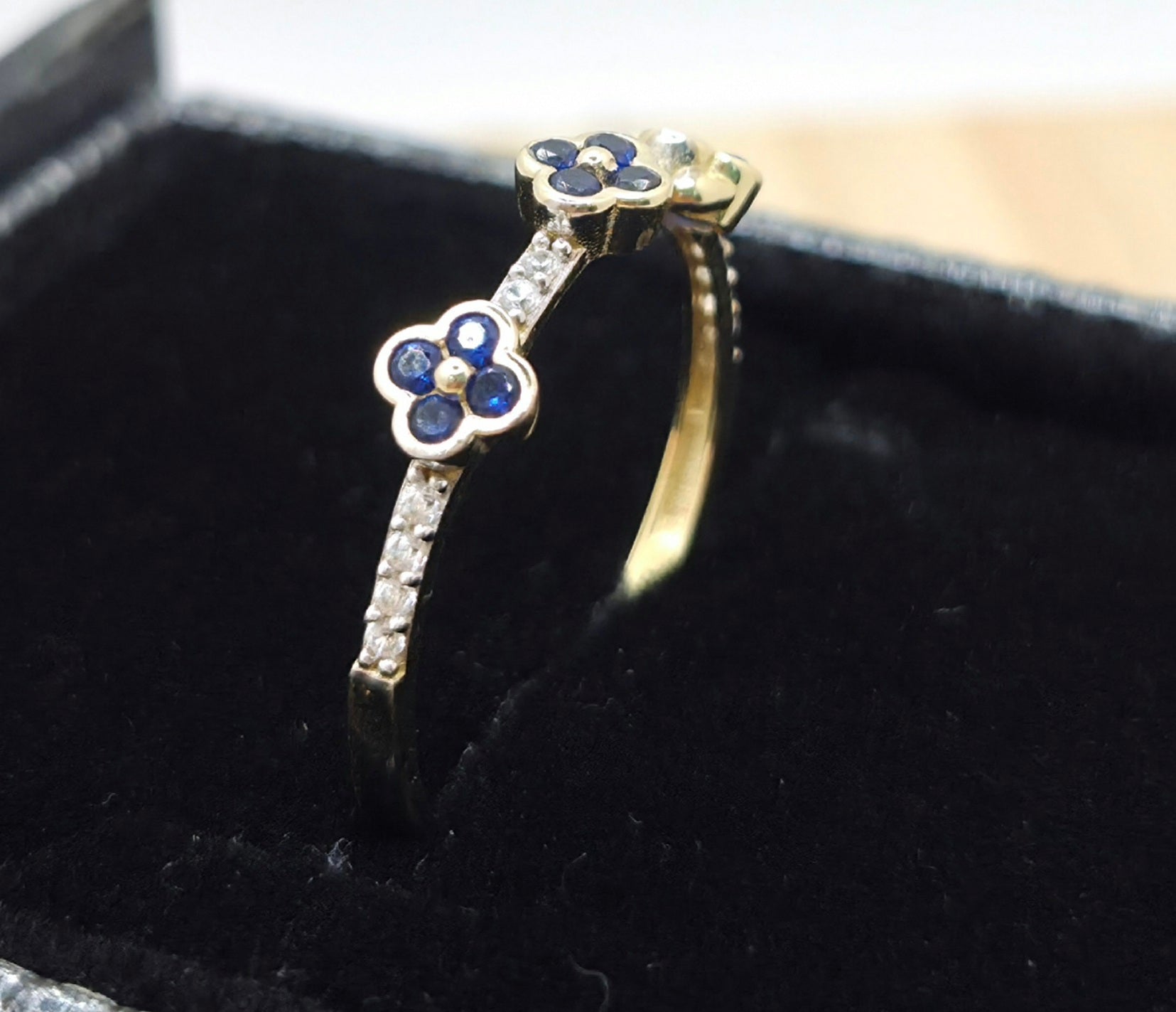 10KT BLUE CZ SMALL FLOWERS RING Size 8.5 Weight 1.2GR