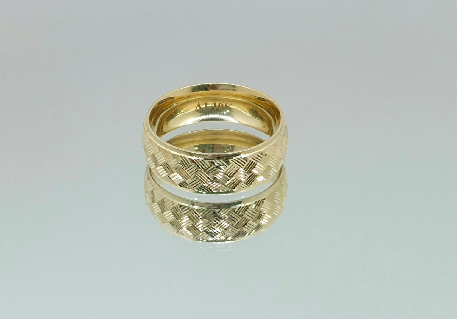 10KT FANCY BASKET WEAVE DESIGN WEDDING BAND RING Size 10 8MM Weight 4.2GR