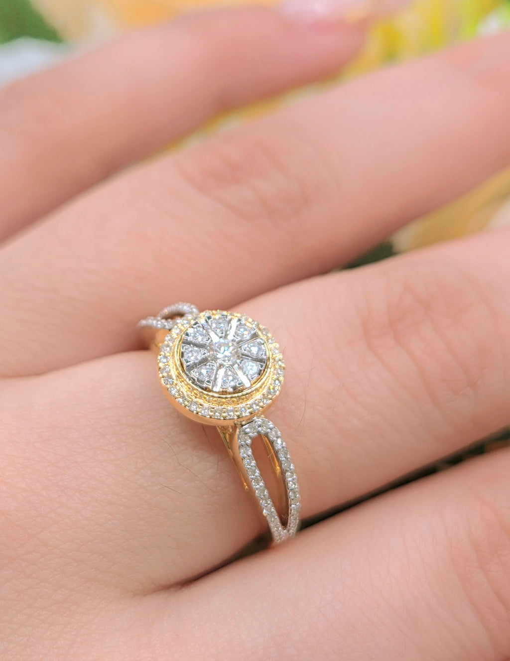 14KT DELICATE ROUND STYLE NATURALS DIAMONDS WOMAN'S RING Size 7 Weigth