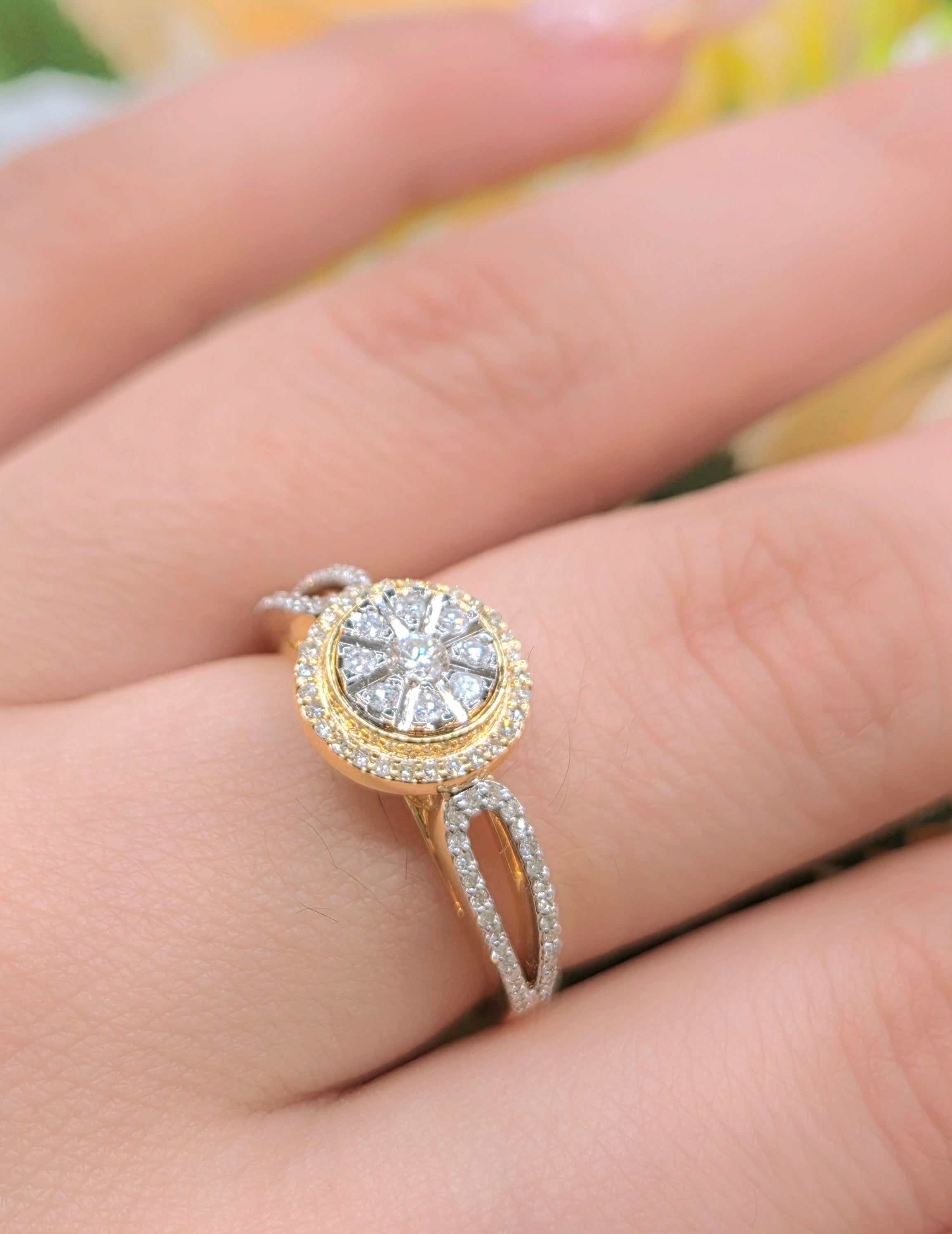 14KT DELICATE ROUND STYLE NATURALS DIAMONDS WOMAN'S RING Size 7 Weigth