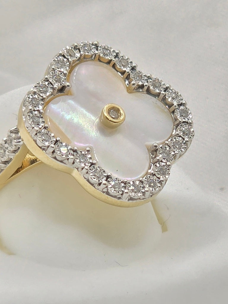 10KT GOLD AND DIAMOND FLOWER RING Size 18MM SIZE 7 Weigth 6.6 GRS