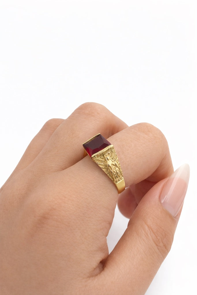 10KT RED SQUARE STONE ELEGANT RING Size 8.5 Weight 3.5GR