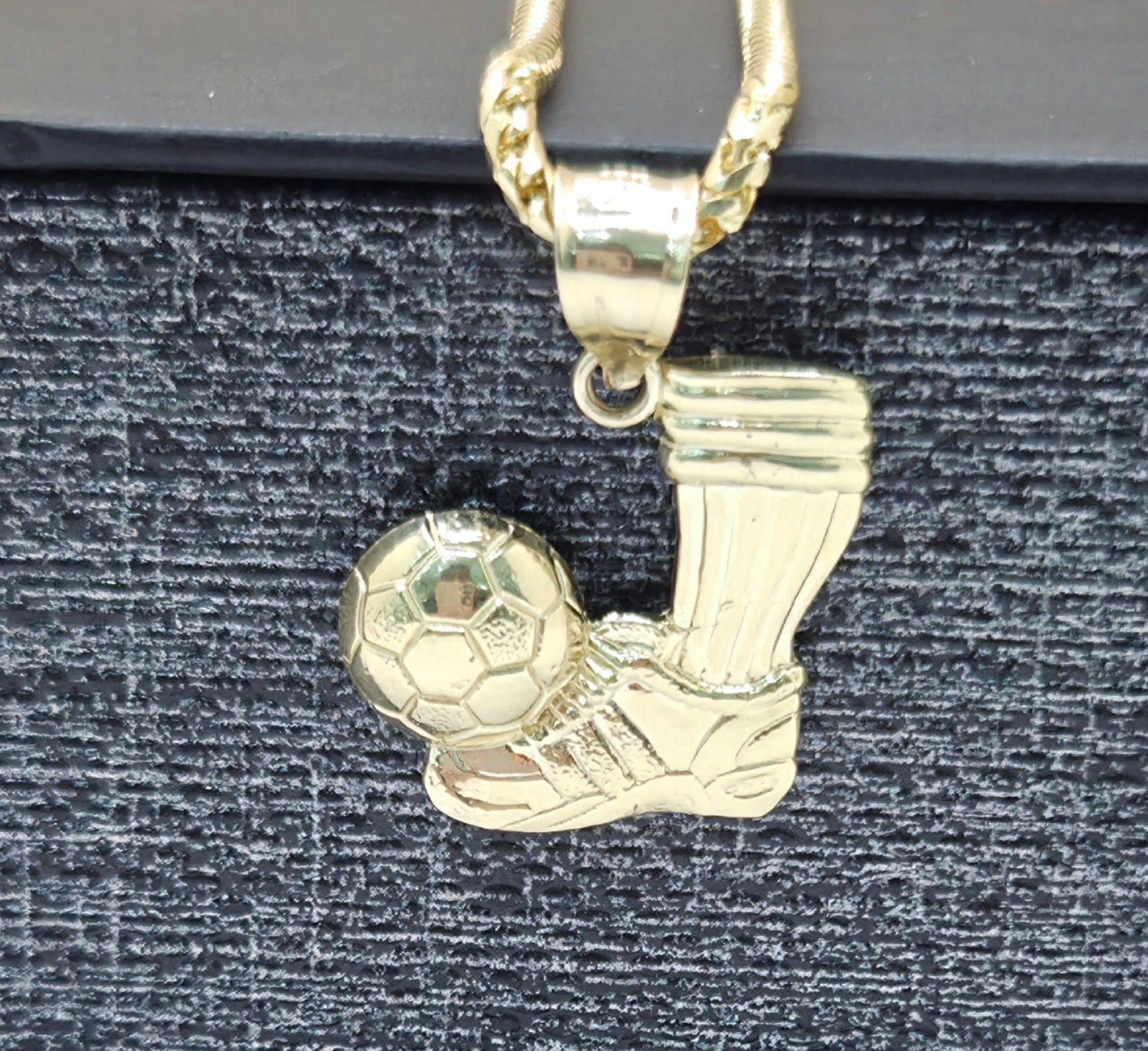 10KT SOCCER BALL ON SHOE PENDANT Weight 1.4GR