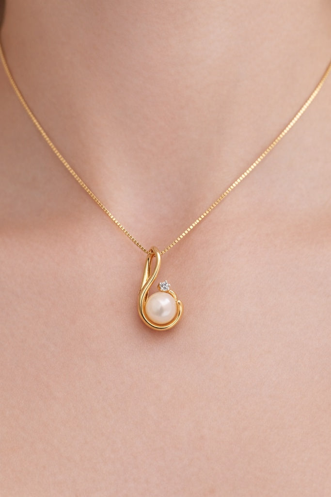 10KT DELICATE YELLOW GOLD WITH PEARL PENDANT Size  Weigth 2.5GR