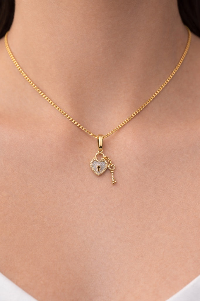 10KT HEARR AND KEY DIAMOND PENDANT Size 0.10CT Weigth 1GR