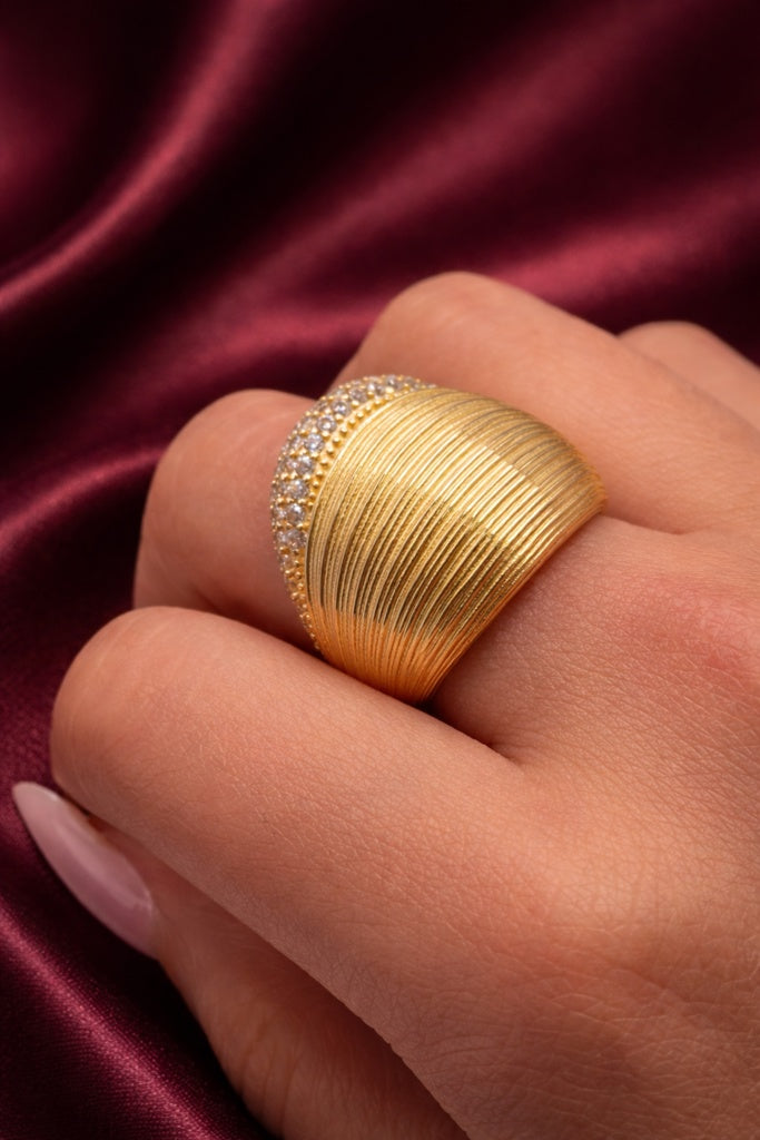 10KT MODERN STRIATED RING WITH CZ ROW DETAIL Size 7-8 Weight 6GR