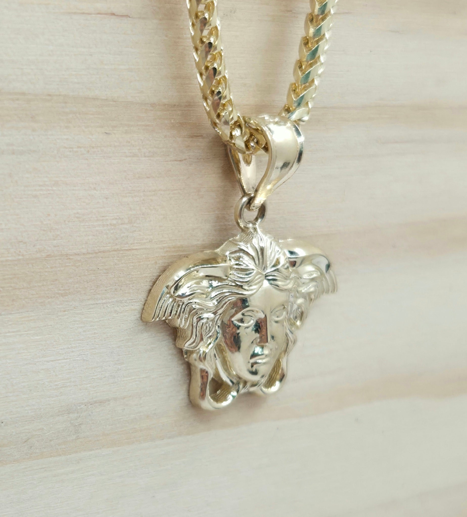 10KT SMALL MEDUSA FACE PENDANT Weight 1.4GR