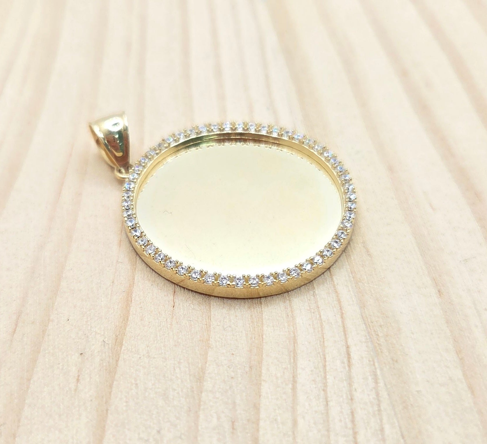 14KT CZ FRAME ROUND MEMORIAL PENDANT Size 27mm X 27mm Weight 5.8GR