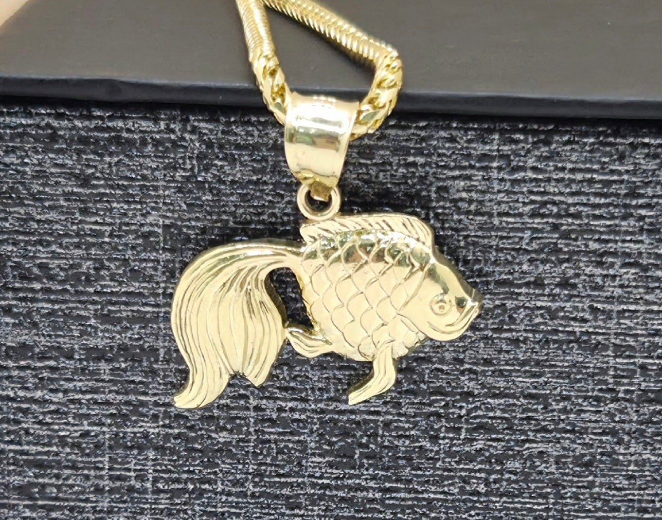 10KT KOI FISH PENDANT Weight 2GR