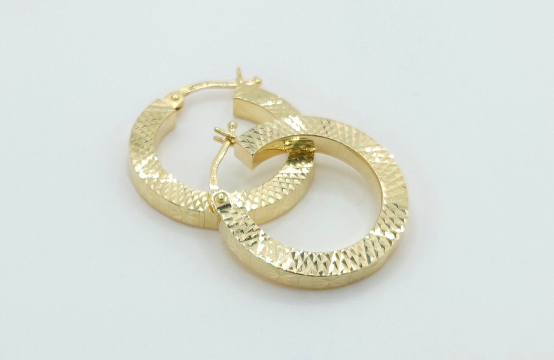 10KT MODERN FLASH DETAIL STRAIGHT EDGE HOOPS EARRINGS  Size 2 Weight 2.5GR
