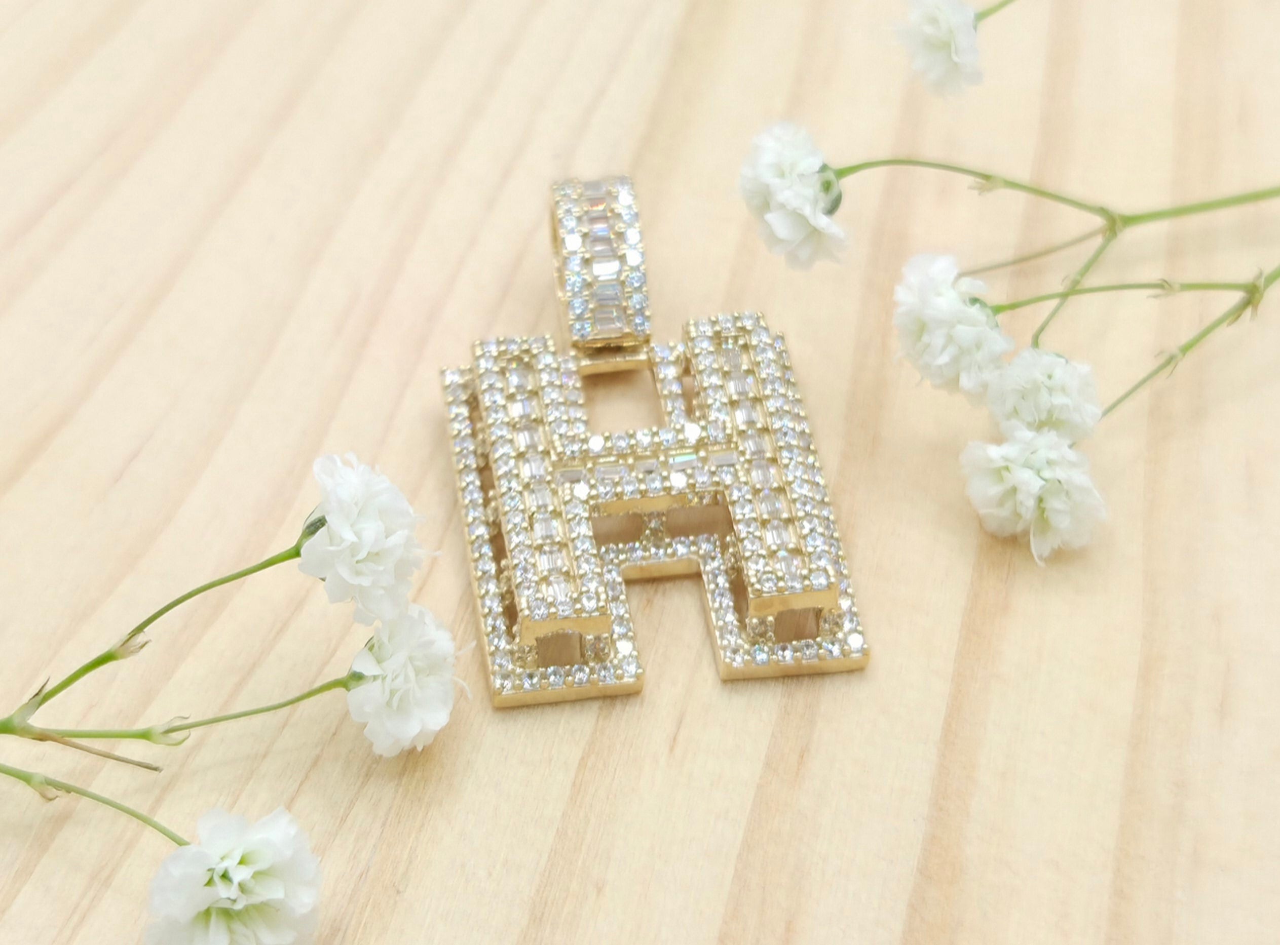 10KT SMALL CZ "H" LETTER PENDANT Weight 5.1GR