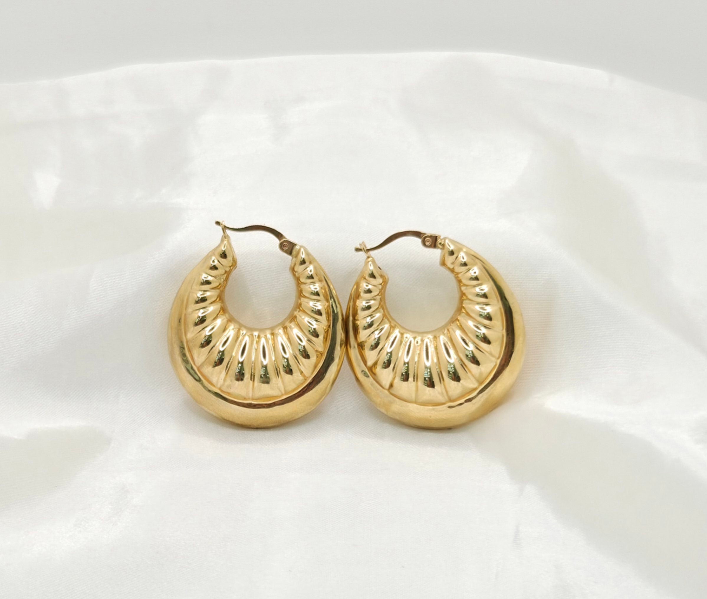 10KT MODERN INFLATED SHRIMP DESIGN HOOPS EARRINGS Weight 8GR