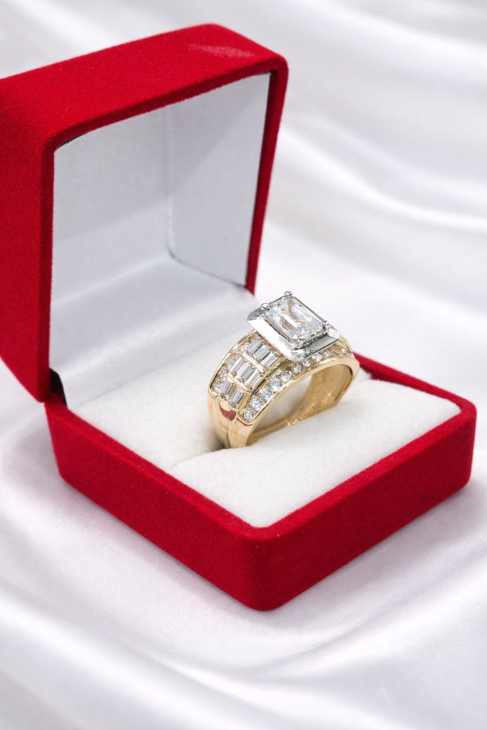 10KT ELEGANT BAGUTTE SQUARE DESIGN RING Size 8.5 Weight 5.2GR