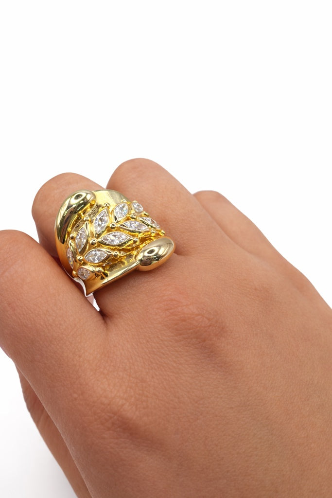 10KT FANCY STONE LEAVES DESIGN CENTER RING Size 8 Weigth 5GR