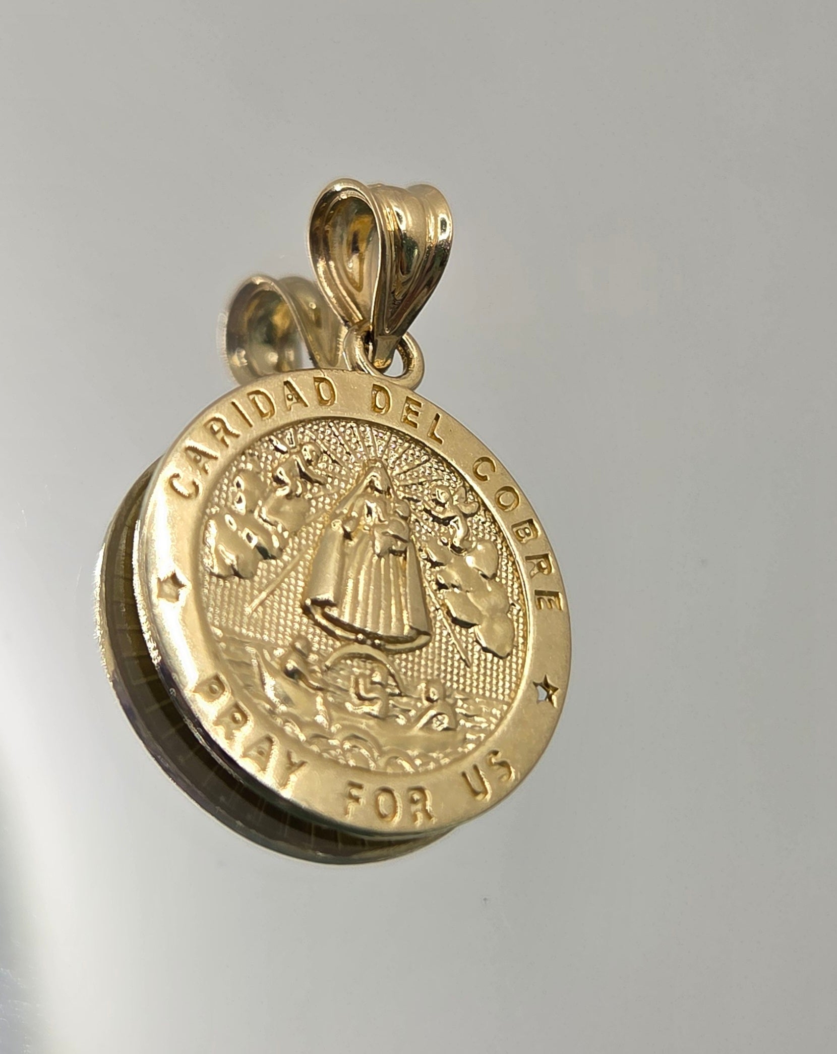 10KT CIRCULAR PLAIN VIRGEN DE LA CARIDAD PENDANT Weight 4,4GR