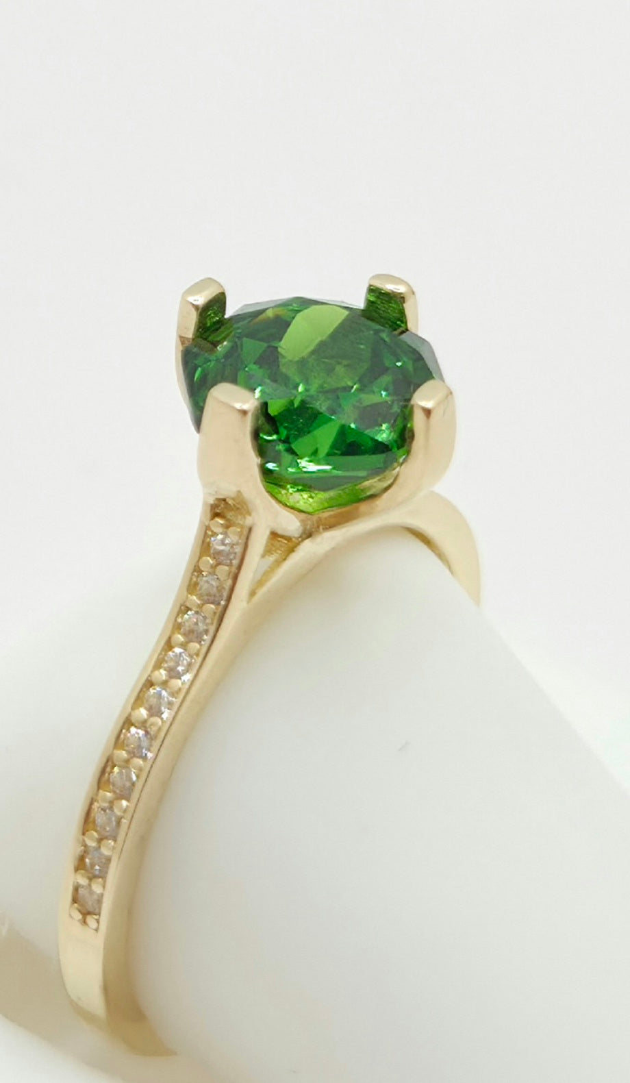 14KT DELICATE GREEN STONE PROMISE RING Size 8 Weight 3GR