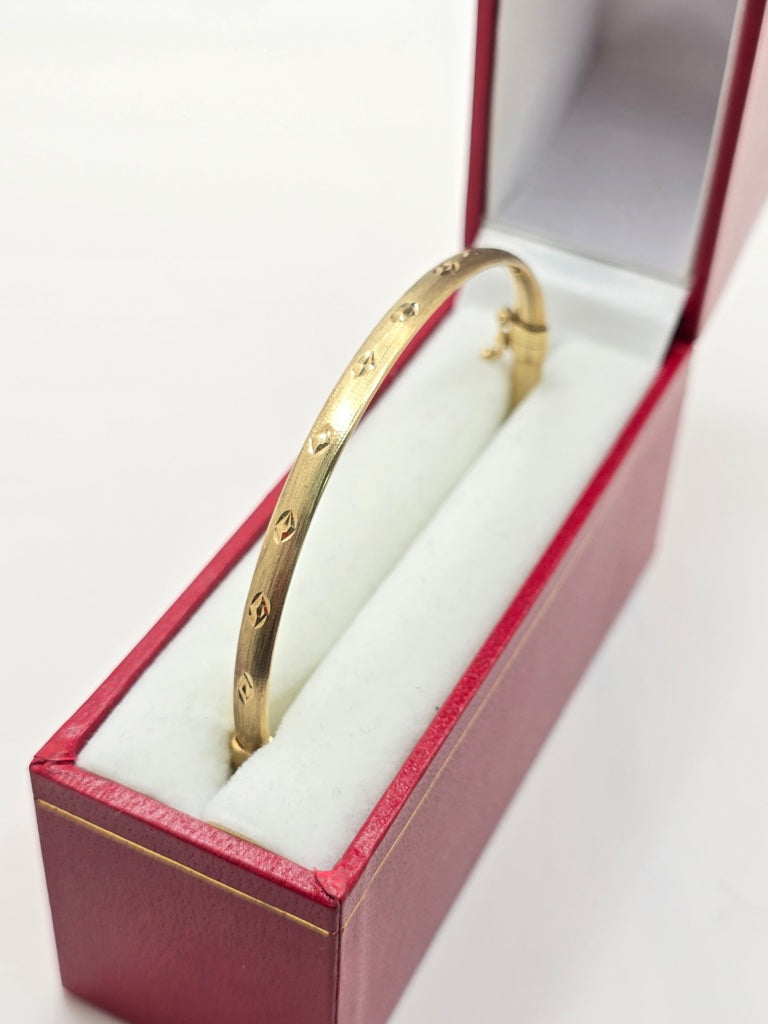 10KT PLAIN WITH SMALL RHOMBUS DETAIL BANGLE Weight 6.1GR