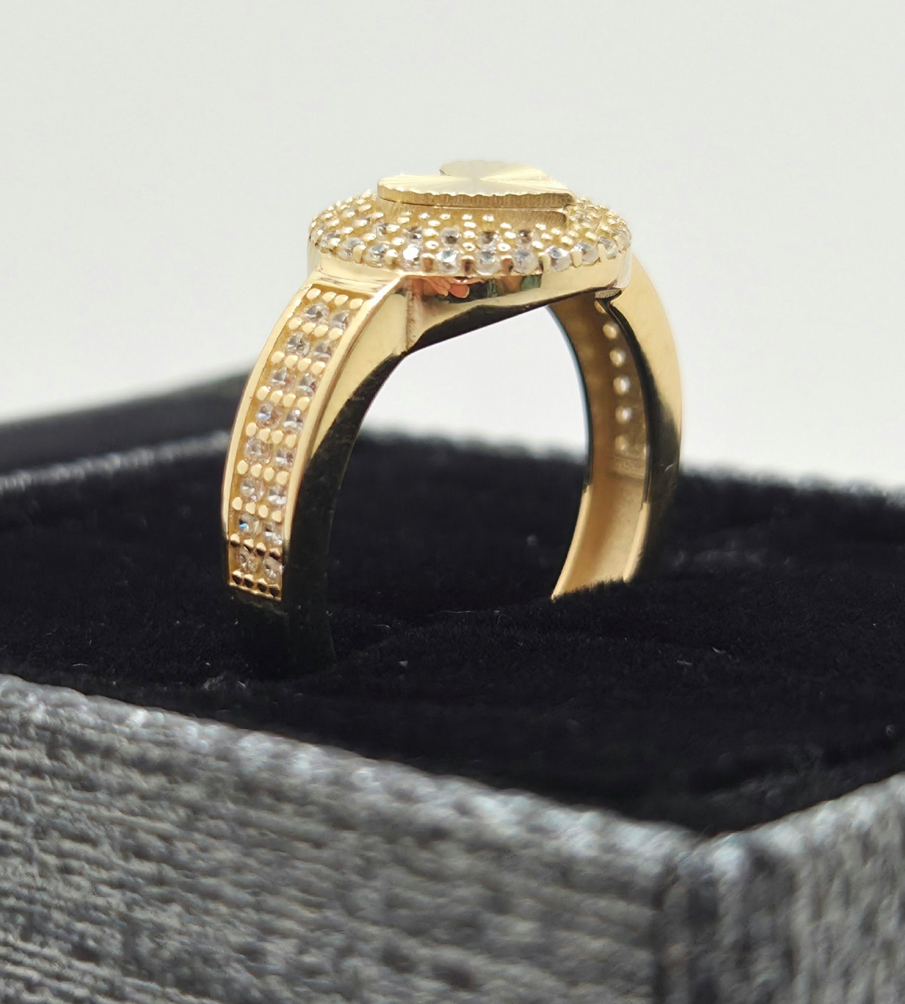 14KT CZ ROUND HEART INSIDE RING  Size 8 Weight 3.5GR