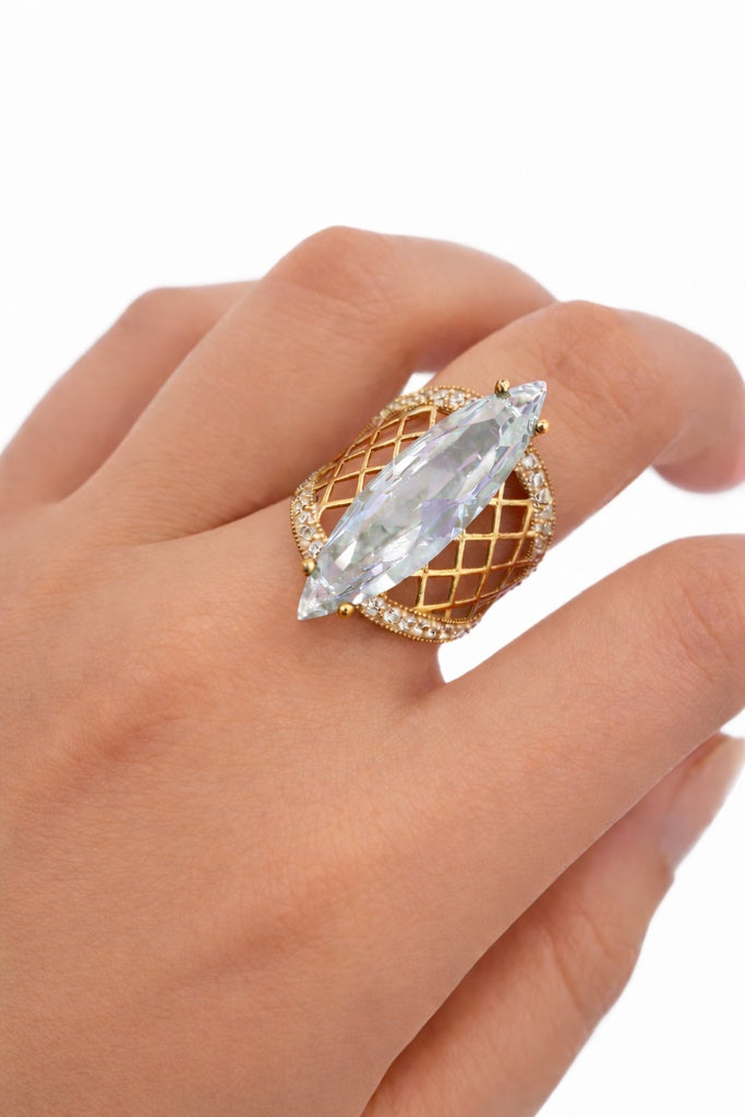 10KT NET BACKGRAIND WHITE ALMOND STONE RING Size 7 Weight 6.1GR