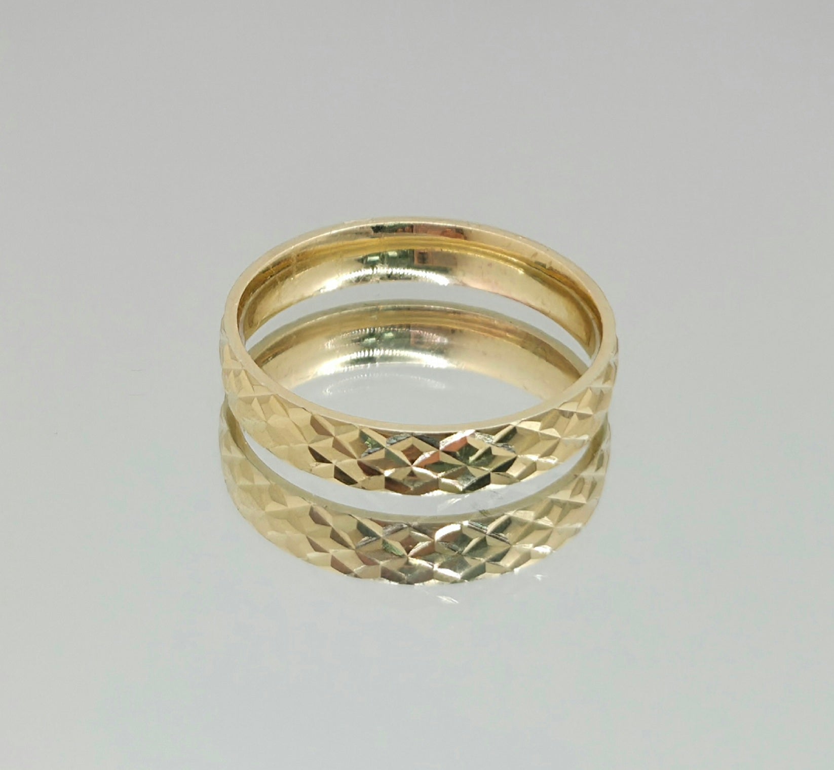 10KT FANCY DIAMOND CUT WEDDING BAND RING Size 11 4MM Weight 2.4GR