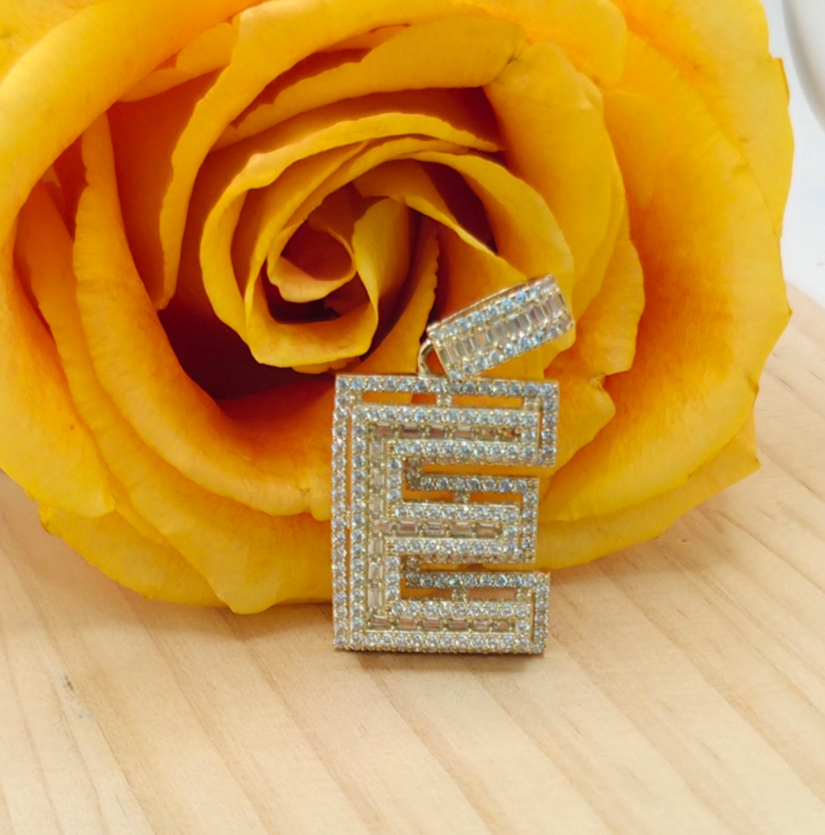 10KT SMALL CZ "E" LETTER PENDANT Weight 5.5GR