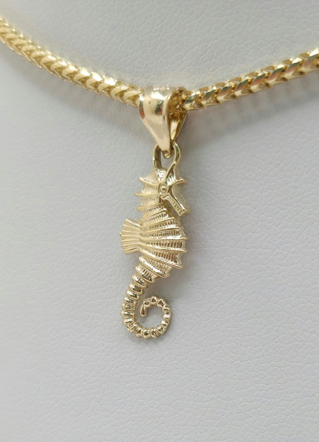 10KT SEA HORSE PENDANT Weight 1GR