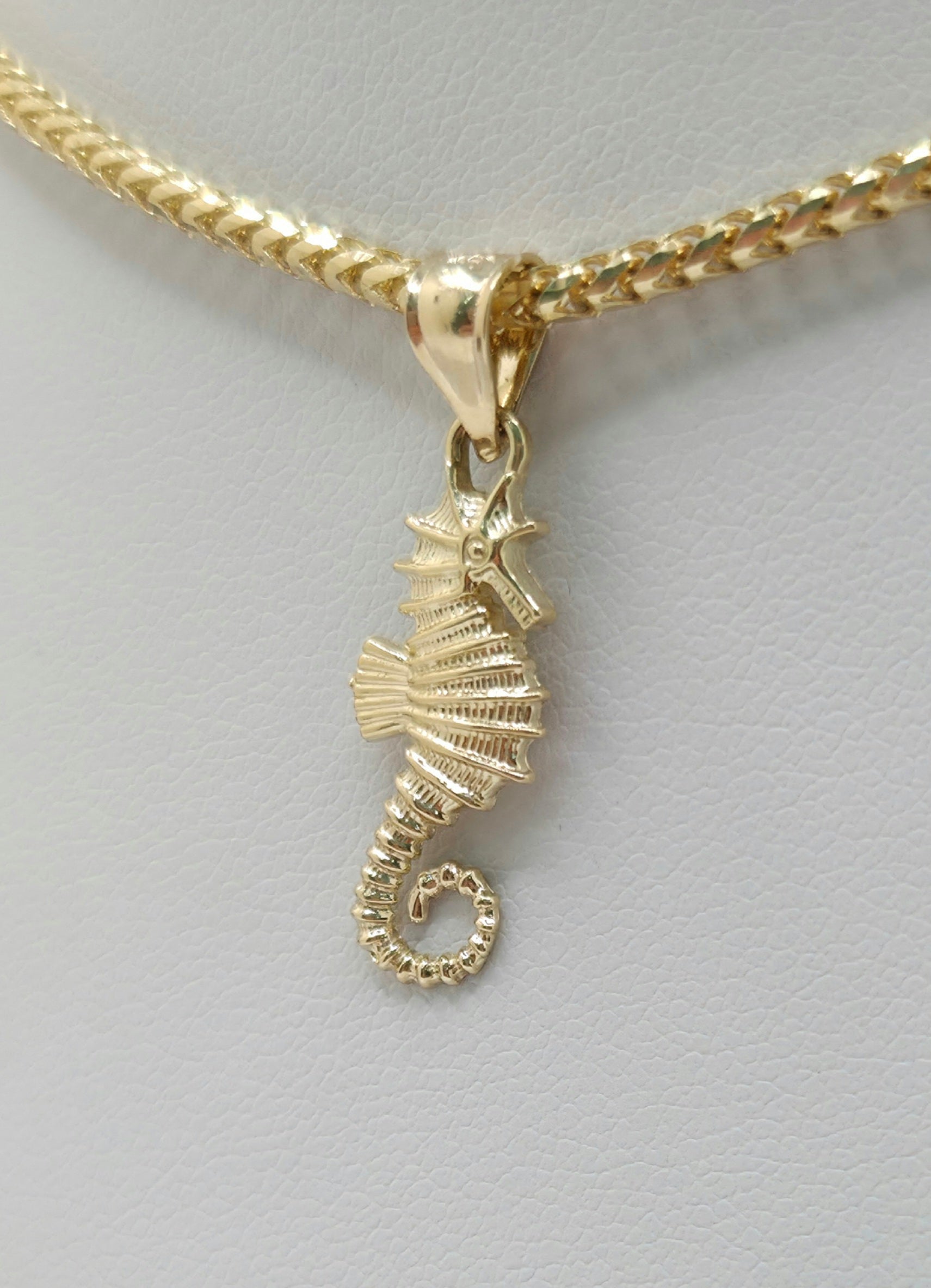 10KT SEA HORSE PENDANT Weight 1GR