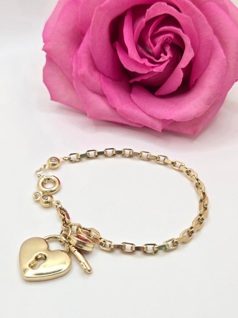 14KT SQUARE PAPER CLIP HEART AND KEY PENDANT BRACELET Size 8INCH Weight 8GR