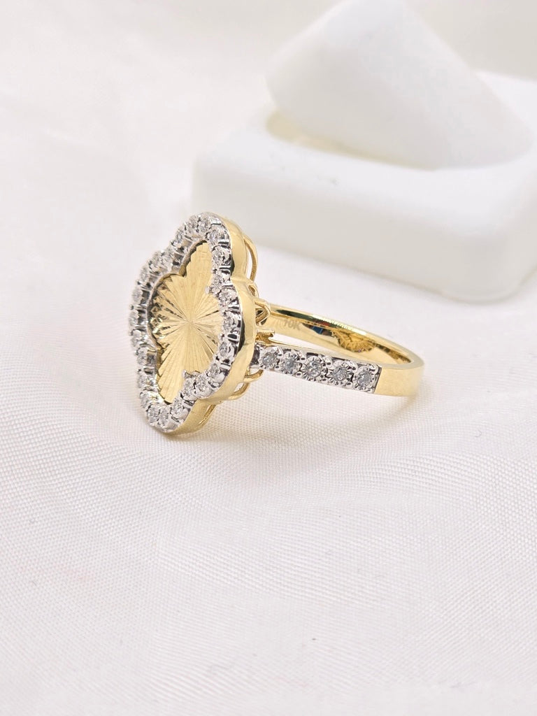 10KT YG DIAMOND BICEL CLOVER RING 18MM SIZE 7