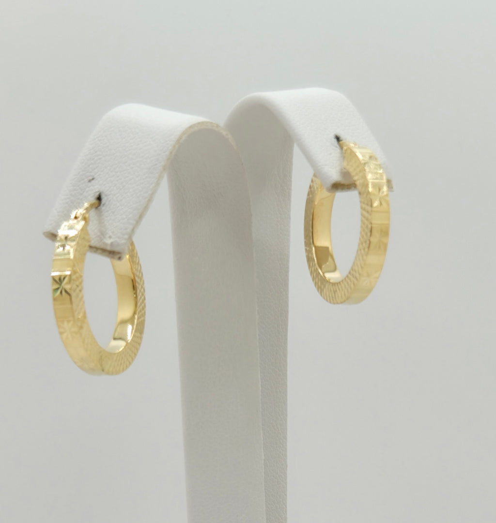 10KT MODERN FLASH DETAIL STRAIGHT EDGE HOOPS EARRINGS  Size 2 Weight 2.5GR