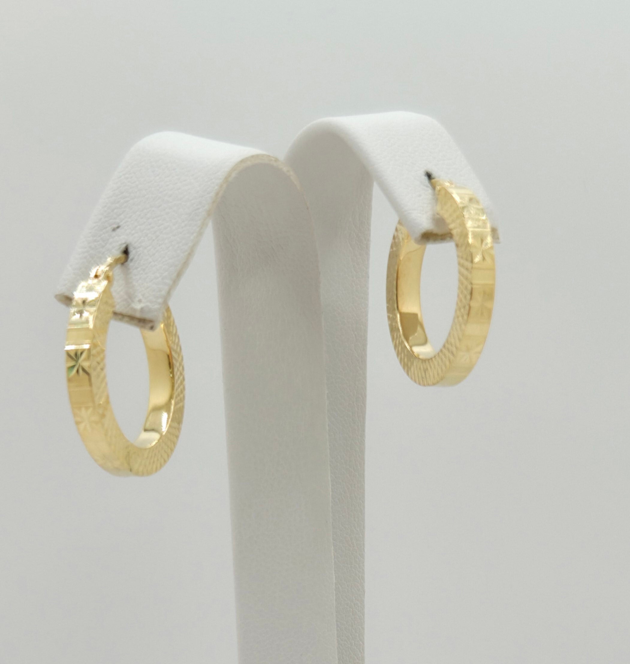10KT MODERN FLASH DETAIL STRAIGHT EDGE HOOPS EARRINGS  Size 2 Weight 2.5GR