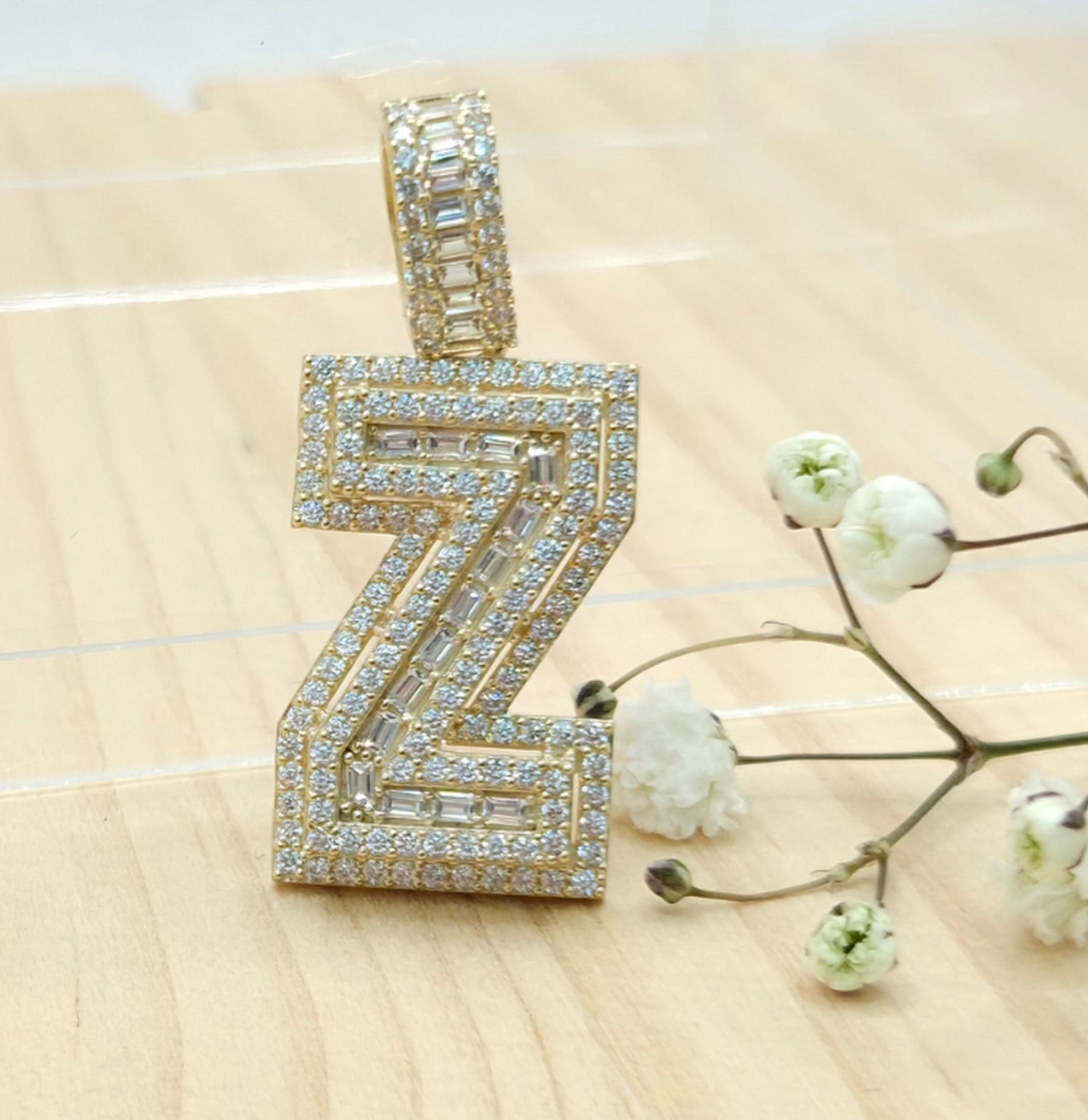 10KT SMALL CZ "Z" LETTER PENDANT  Weight 4.4GR