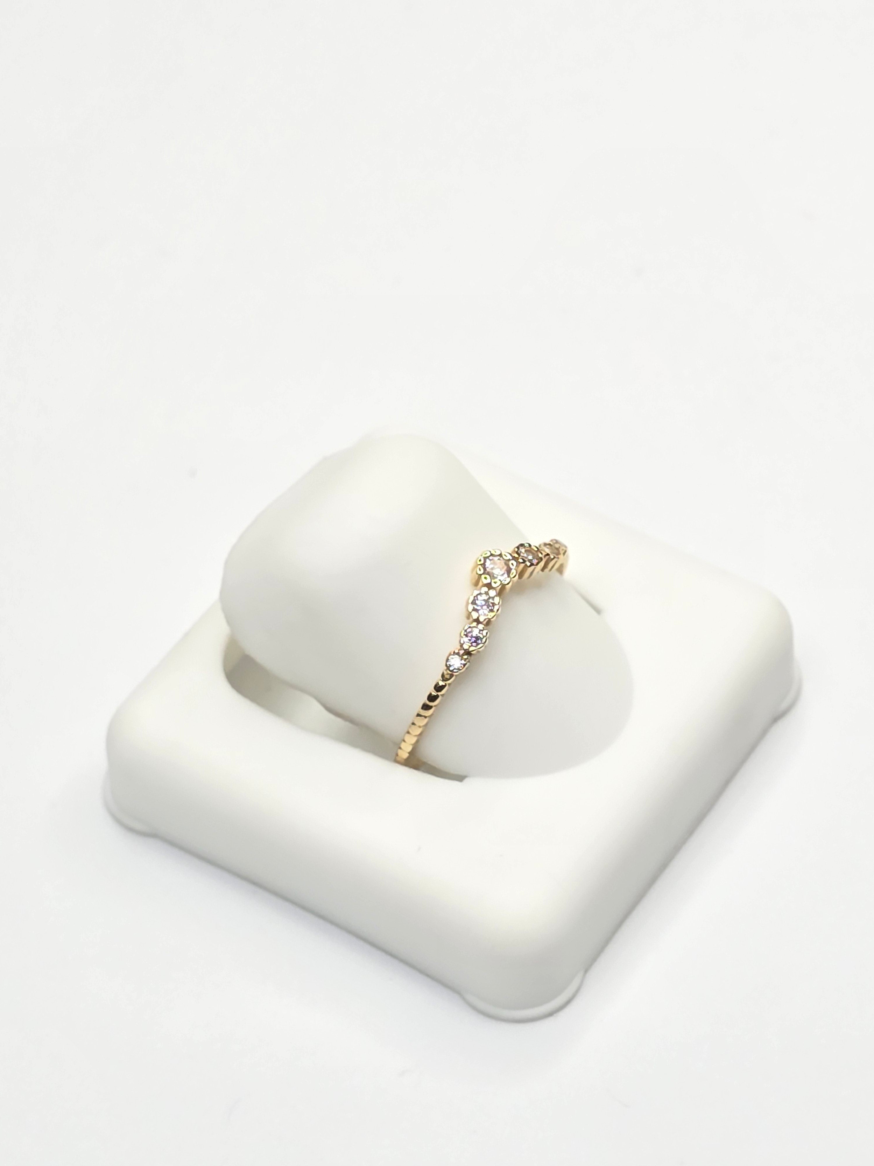 14KT DELICATE STONES V STYLE RING Size 7 Weigth 0.8GR