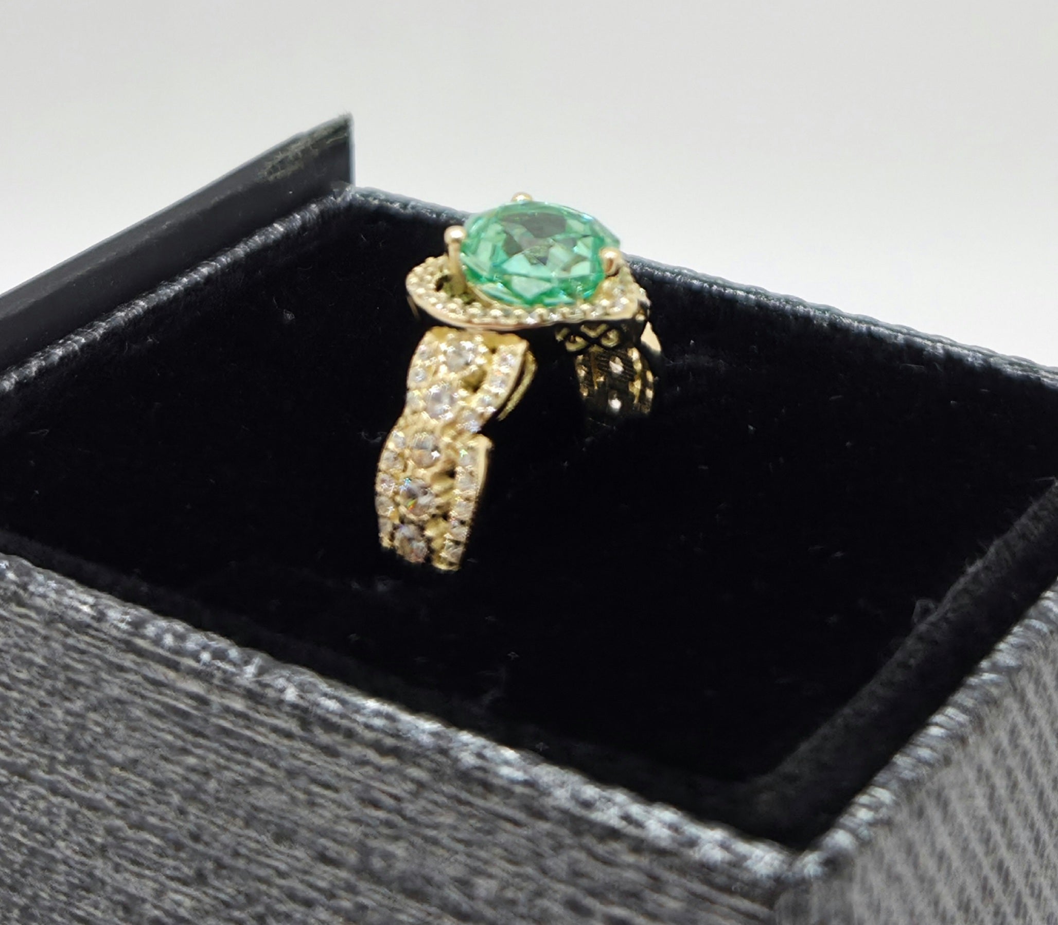 14KT ELEGANT HEART RING WITH LIGHT GREEN STONE Size 7 Weight 3.4GR