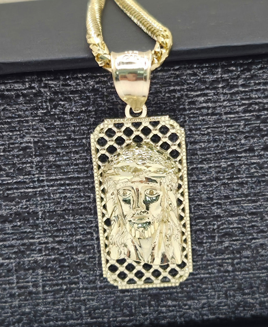 10KT SMALL RECTANGULAR NET BACKGROUND JESUS FACE Weight 1.9GR