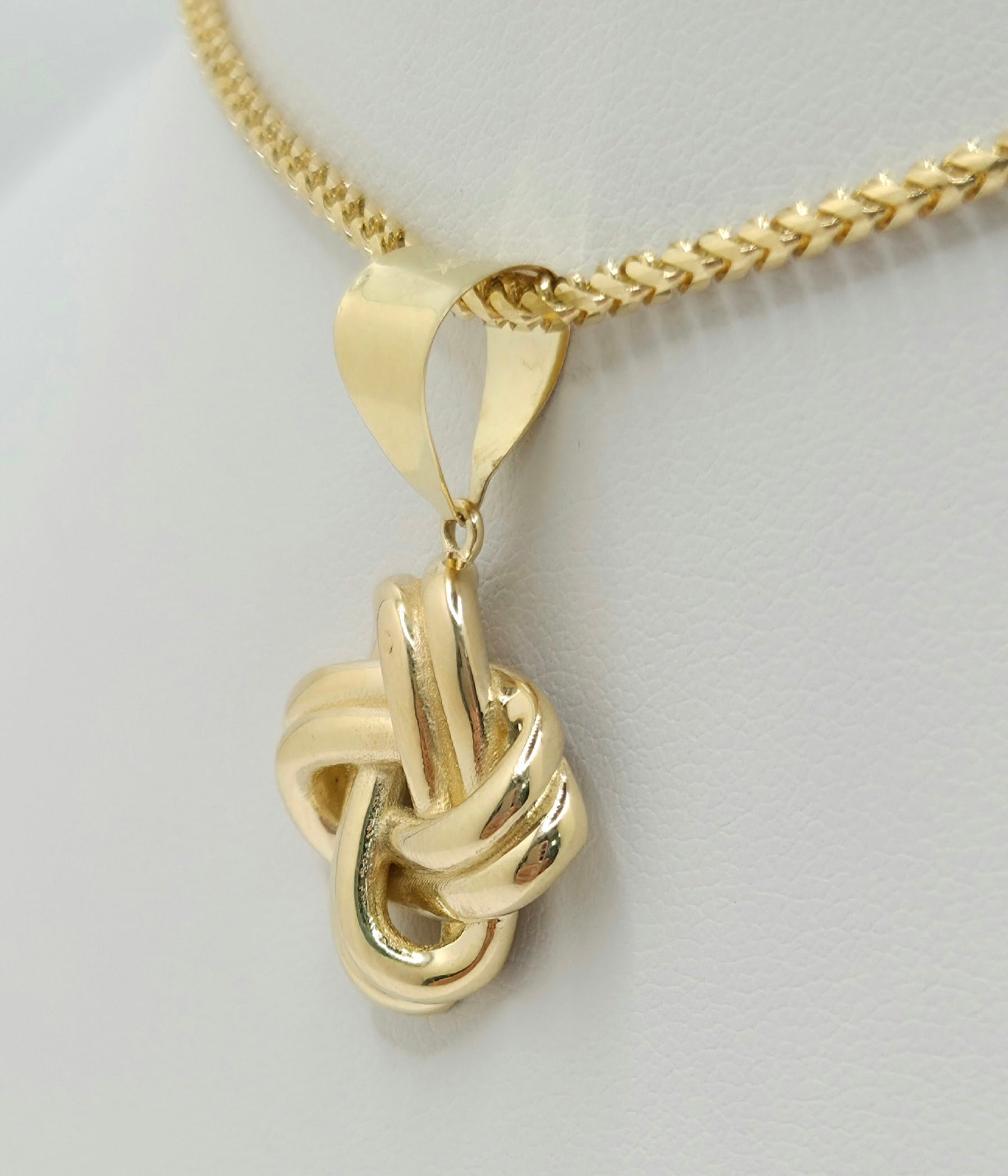 14KT MODERN KNOT PENDANT Weight 2.5GR