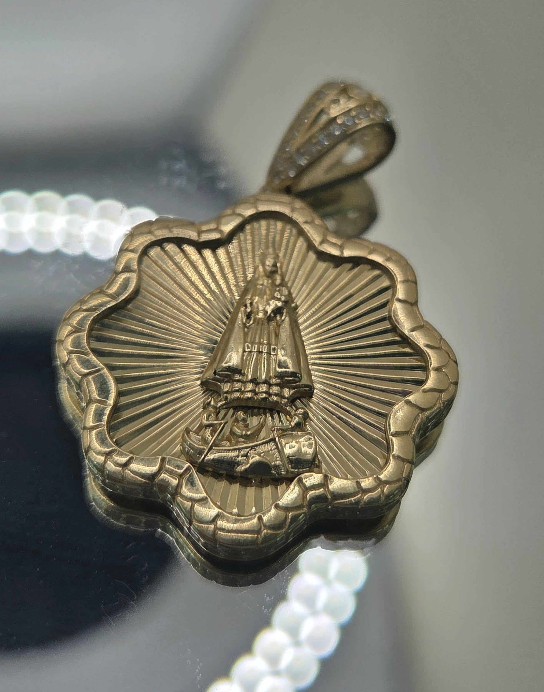10KT MEDIUM FLOWER VIRGEN DE LA CARIDAD PENDANT Weight 6.8GR