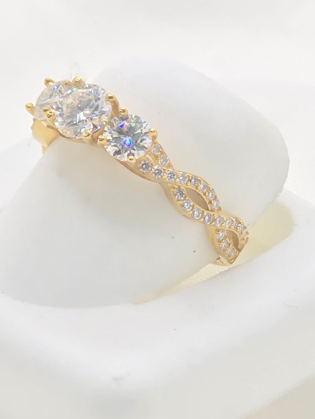 14KT YG ROUND BRILLIANT PAST PRESENT ANS FUTURE MOISSANITE 1CT RING Size 7 Weight 2.1 GRS