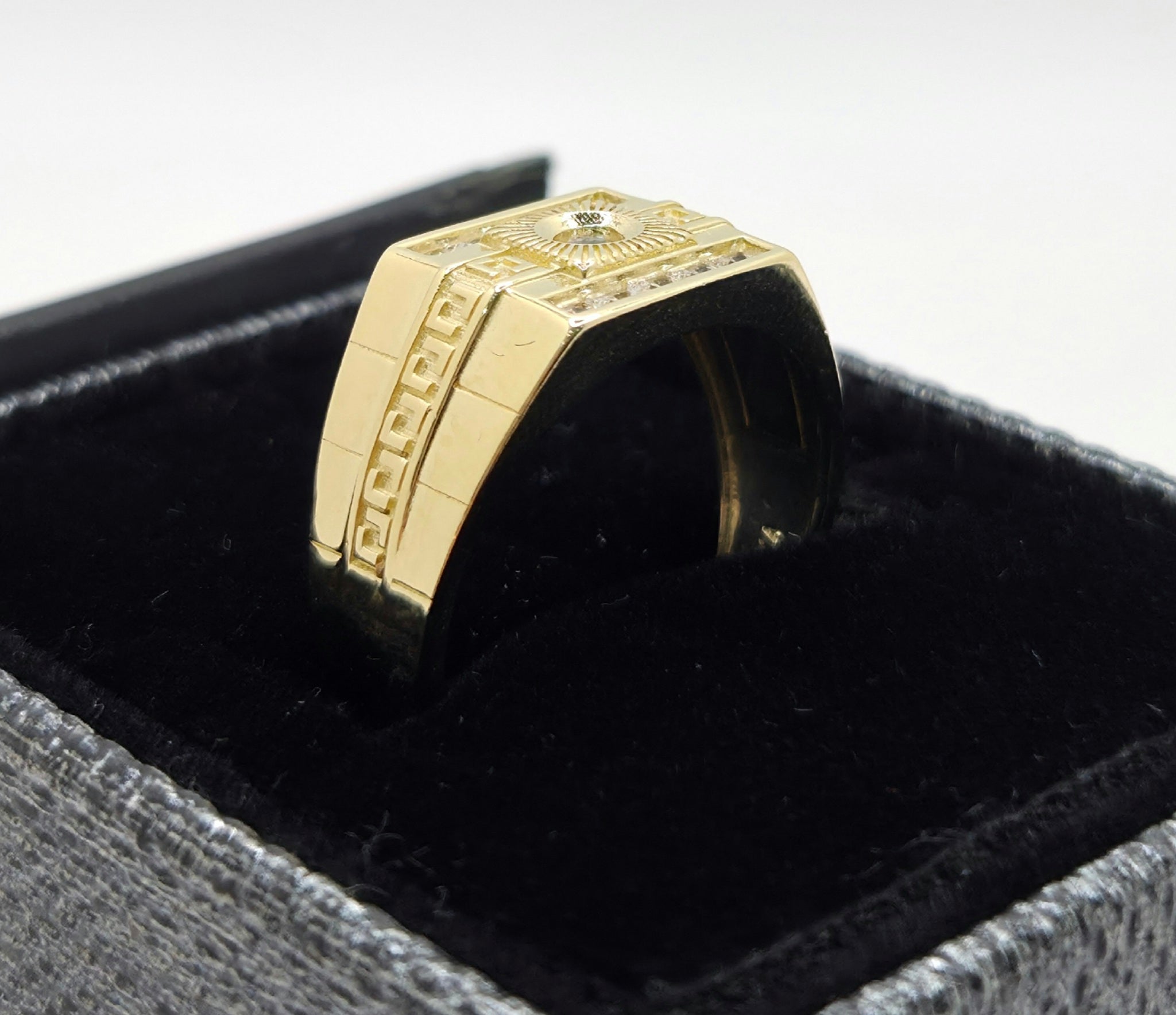10KT ELEGANT SQUARE CZ DETAIL MEN'S RING  Size 10.5 Weight 5.1GR