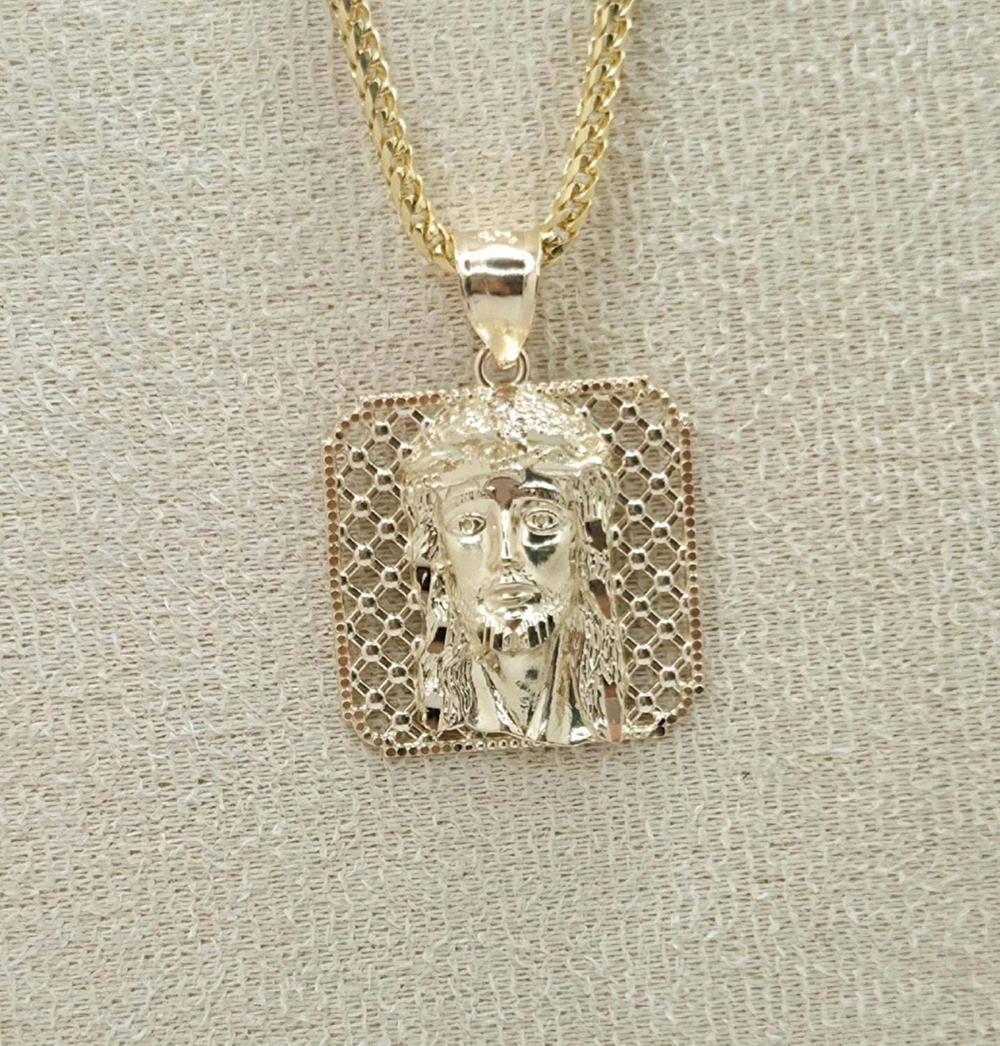 10KT MEDIUM SQUARE NET BACKGROUND JESUS FACE Weight 3.1GR