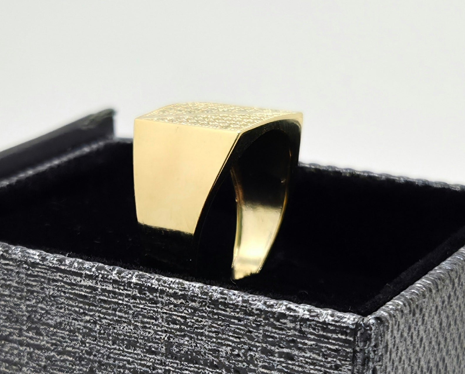 10KT CZ ELEGANTE SQUARE SHAPE DIAGONAL DETAIL MEN'S RING Size 10 Weight 5.2GR