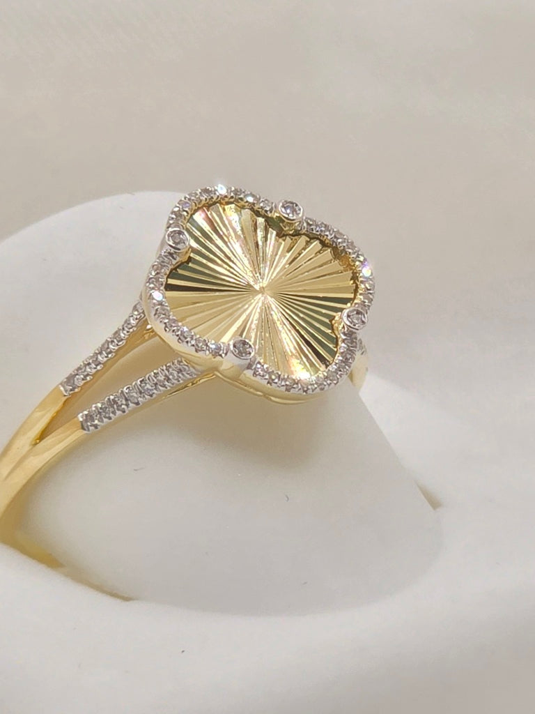10KT FLOWER RING Size 12MM SIZE 7 Weigth 2.5 GRS