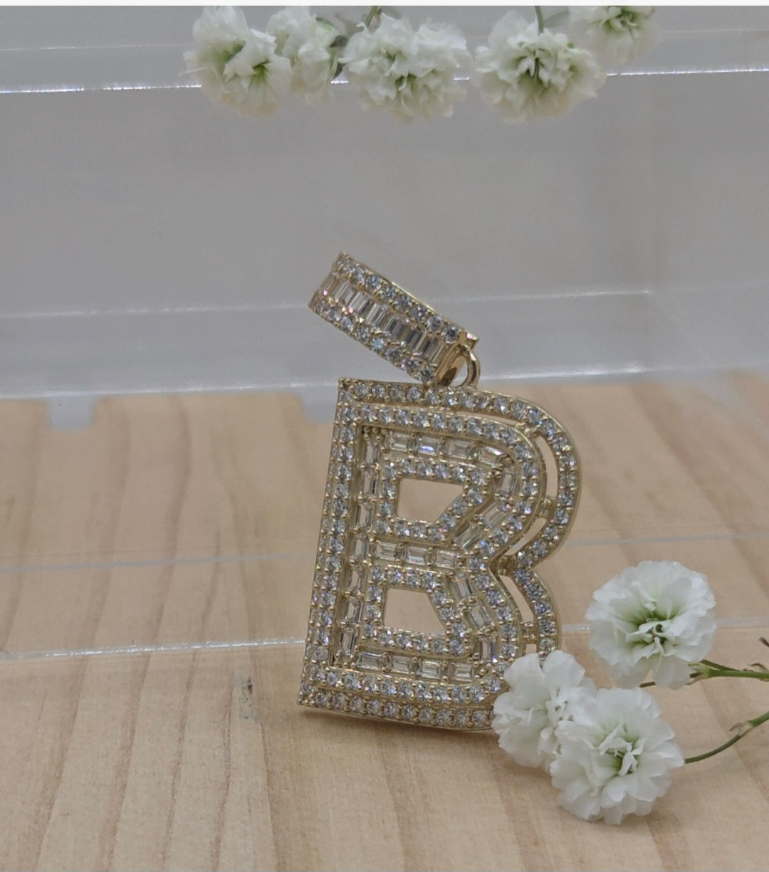 10KT MEDIUM CZ "B" LETTER PENDANT Weight 5.8GR