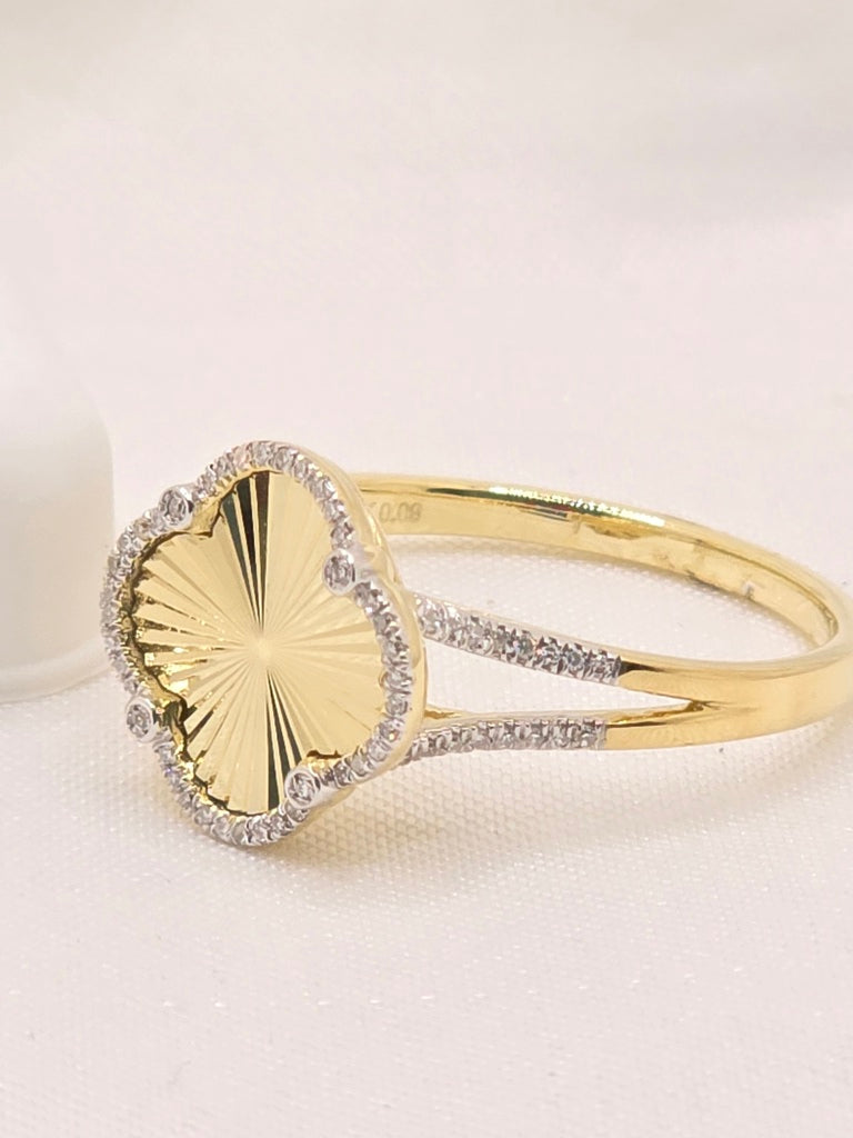 10KT FLOWER RING Size 12MM SIZE 7 Weigth 2.5 GRS