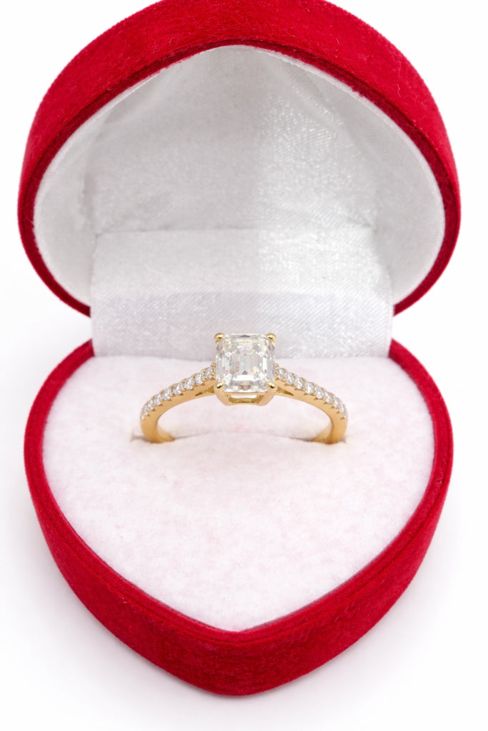 10KT EMERALD MOISSANITE 1.13CTW VVS D COLOR PROMISE RING Size 7 Weigth 2.5 GRS