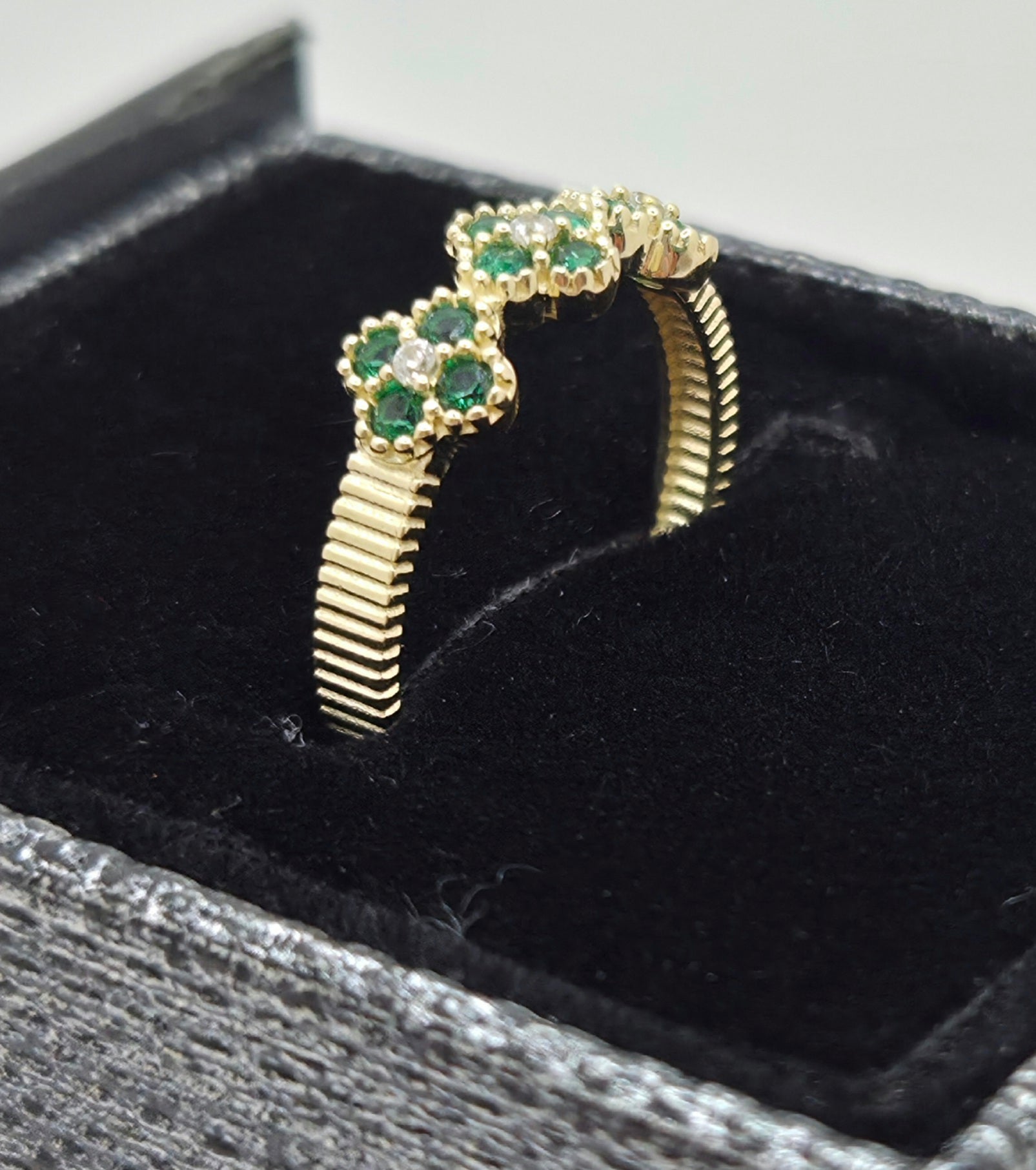 10KT GREEN CZ SMALL FLOWERS RING Weight 1.9GR
