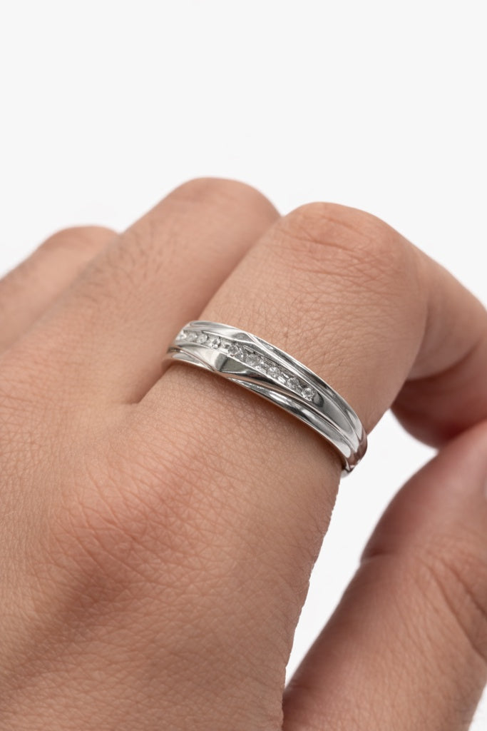 10KT WHITE GOLD DIAMOND BAND RING Size 10 Weigth 2.9GR