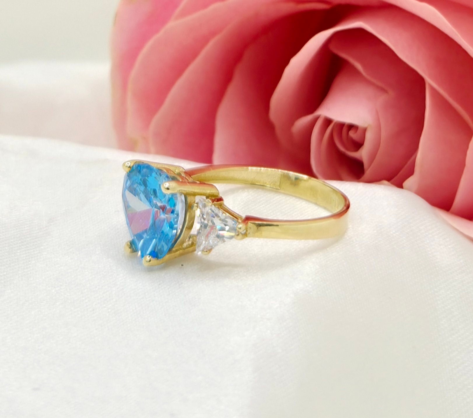 10KT BLUE STONE HEART RING Size 7 Weight 3.2