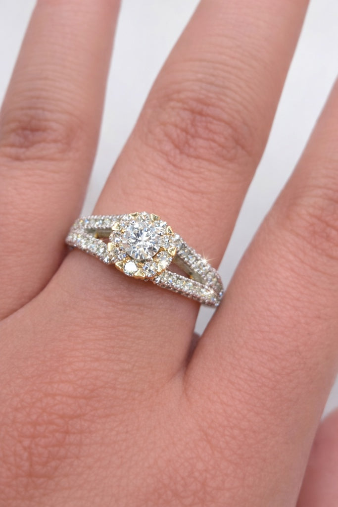 14KT ELEGANT AND BEAUTIFUL ROUND NATURALS DIAMONDS WOMAN'S RING Size 8